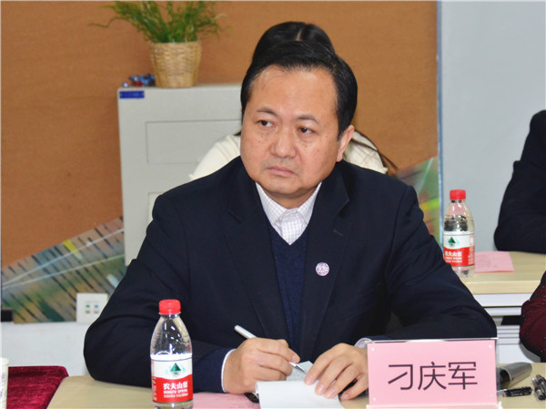 清华大学继续教育学院党委书记刁庆军主持签约仪式.jpg