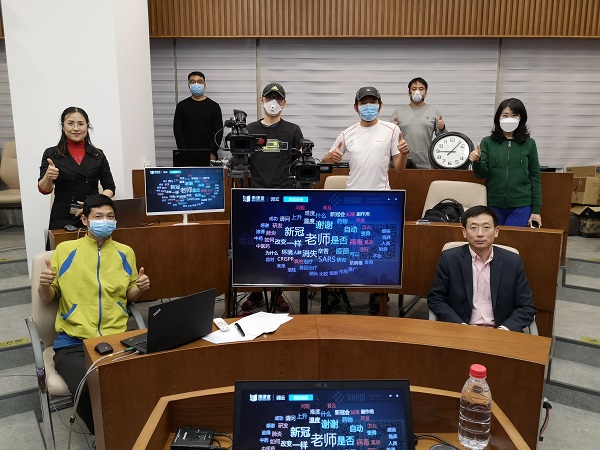 1587042235542051823.jpg 清华大学药学院院长、全球健康药物研发中心主任 丁胜教授(前排右)与继教学院直播工作团队合影.jpg